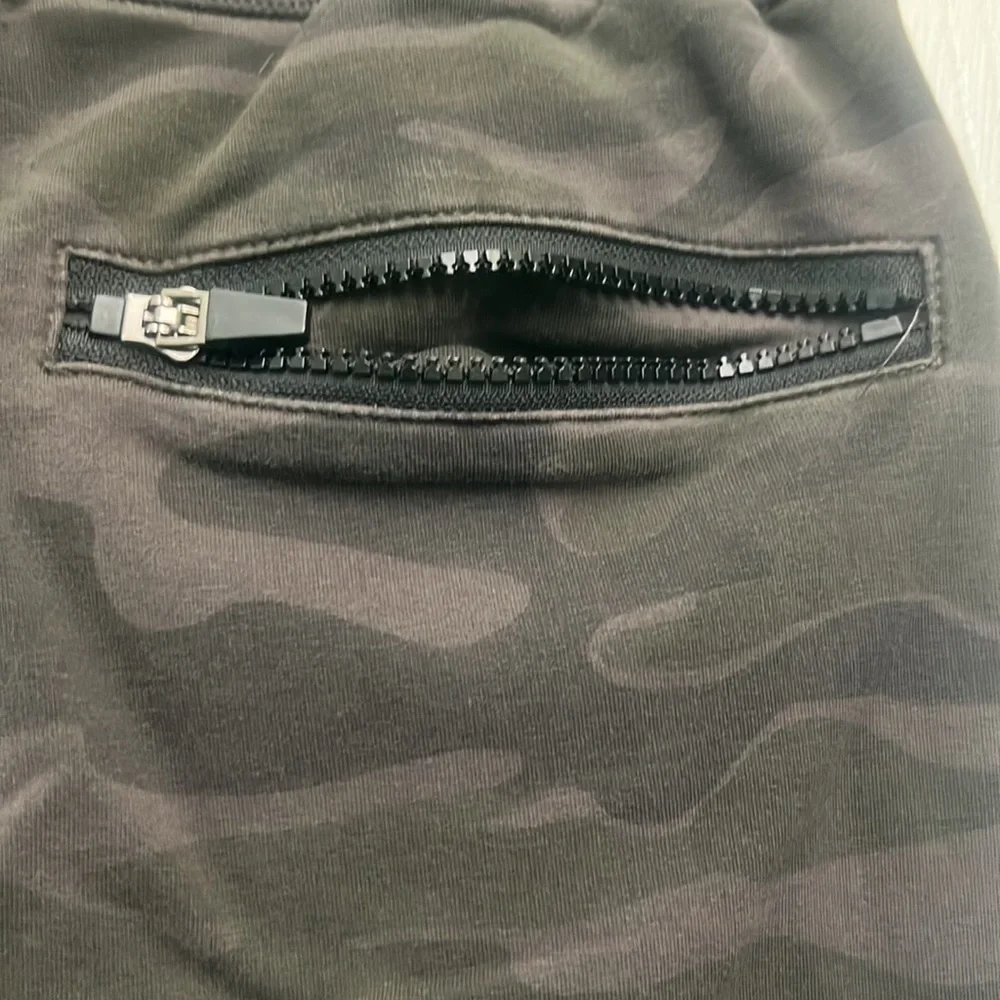 MEN’s Flexliving Camo Joggers with side & back zippers pockets size SMALL - Picture 5 of 7